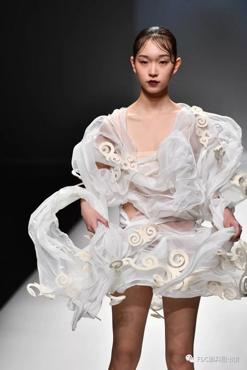 饕餮盛宴 彝族服飾在中國國際時裝周上大放異彩，服裝輔料的匠心演繹